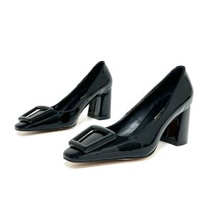 2024 Китайская мода Толстая пятка патентная кожа Женская обувь металлическая украшение удобное мягкое дно сандалии бренда на открытом воздухе