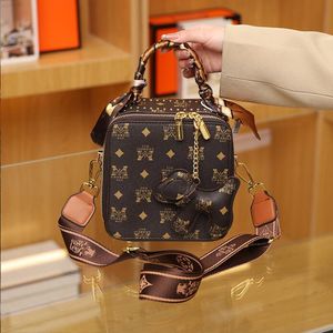 2024 New Light Luxury Senior Sense Handgedruckte Tasche Female Retro Pendellack Tasche Mode einfache Crossbody-Tasche