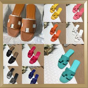 Najwyższej jakości projektant Slipper Womens Slajdes Płaskie suwaki Sandals Sandals Lets Sandals Klasyczna marka Klasyczna kobieta na zewnątrz Kapcie na plażę prawdziwa skóra z pudełkiem