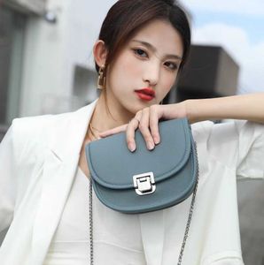 Kvalitetshög och nischdesign sadelväska för flickor Sommar Single Shoulder Crossbody Soft Leather