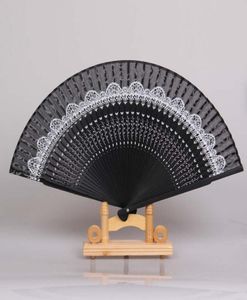 Vintage handgefertigte schwarze Bambus -Handfan mit weißer Spitze chinesischer Stil hohl Hochzeit Fan Brautzubehör Hochqualität Frauen0398145110