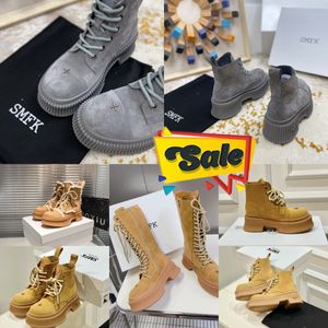 2024 Designerstövlar Populära trendiga kvinnor Kort ankel Boot Luxury Soles Womens Thick Heel Storlek 35-40 Chunky vandring SMFK GAI