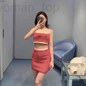 Zweiteiliger Kleidungsdesigner Miu 24 Sommer New Contrast Rot -Weiß -Streifenbuchstaben kurzer modischer Sling -Tanktoper -Halb -Rock Strick -Set IJ99