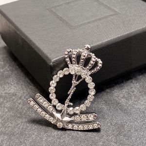 Brosche Marke Designer Brosche höherwertiger Luxusbroche Buchstaben Solid Color Diamond Design Jewlery Vielseitiger Stil Brosche Abendessen Tragen Sie großartige Jewlery sehr schön