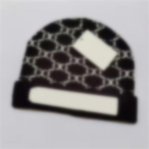 Designers hat Men and Women Same Color Splice Fashion Beanie Cap Gu Everyday Casual Versatile Eye catching Personality Color Variety for Travel very nice G11