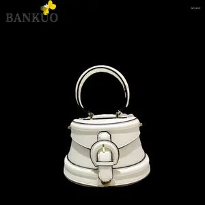 Axelväskor Bankuo Womens 2024 Vintage Belt Buckle Solid Color Bucket Bag Stitching Handbag High End Hardware Pures Z473