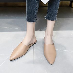 Kapdy 2024 Letnie lufrowie noszą damskie siatki czerwone proste skórzane sandały i workowate wszechstronne płaskie buty na zewnątrz kobiet