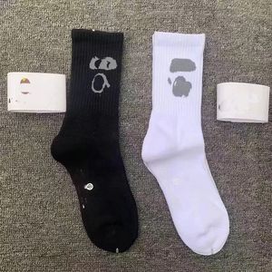 Socks Men Designer Letter Drukowane skarpetki Sport Długie skarpetki Solidny kolor Długie krótkie skarpetki Kappy Skarpetki Koktajle Pończochy oddychające Białe skarpetki koszykówki