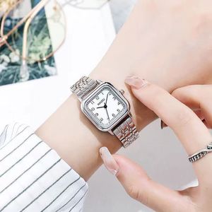 Digitala kvinnors klockor Fashion Simple Luxury Women's Quartz Watch High-End Designer Temperament Watch Casual Ladies Student D208m