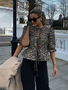 Leopard tryck snörning skjorta kvinnor ihåliga ut o-hals ruffles korta puffhylsa kvinnliga blusar 2024 vår sommar casual lady tops 240409