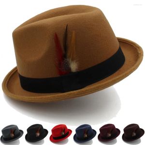 Basker män kvinnor fedora hattar trilby cap jazz homburg fjäderband sunhat klassisk fest gata style utomhus resor storlek US 7 1/4 uk l