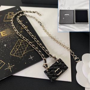 Boutique Gold Plated Long Necklace Brand Designer Bag Shaped Pendant Högkvalitativ halsband Fashionabla Elegant Girl Necklace Box