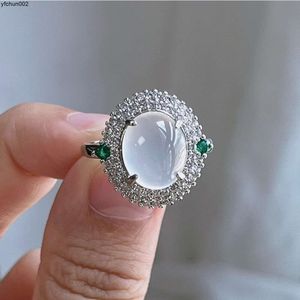Novo anel de jadeita branca e cristalina clara de estilo chinês com superfície de ovo brilhante e gelo tipo 7p96