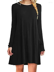 カジュアルドレス2024女性秋の長袖OネックシンTシャツビーチポケットとサイズのルーズTシャツドレスで覆われる