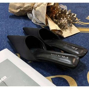 Mules sko kvinnor tofflor sandaler tofflor stängda pekade tåskor med höga klackar bb metall dekoration slingback utanför 220504