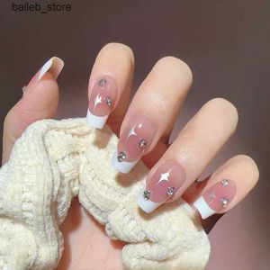 False Nails 24PCS French White Edge False Nails Patch Insシンプルなラインストーンデザイン人工ネイルチップレディY240419 Y240419のネイルチップのウェアラブルプレス