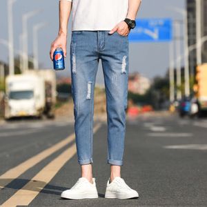 Summer New Cropped Calça com orifícios e pés pequenos, jeans finos e retos, calças masculinas versáteis