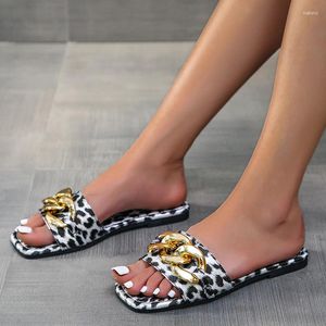 Sandálias fora de tamanho grande e sandálias e 2024 Cadeia de Metal Flat Metal Chain Pattern Feminino
