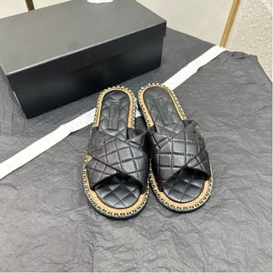 2024 Designer de moda Slippers de couro genuíno Bandagem cruzada Sapateiros de arenques femininos Sapatos simples de couro macio, adequados para chinelos de primavera/verão