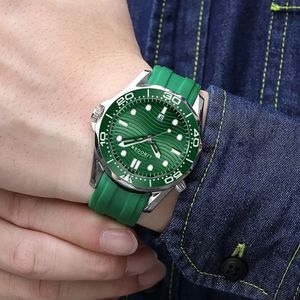 男性はリボガーデザイナークォーツ時計シリコンストラップスポーツスタイルカレンダー腕時計ファッションクラシックアナログステンレス鋼の時計