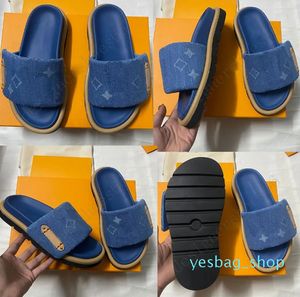 Pool kudde platt komfort mule mule platta konfort pool kudde mule sandal 1acjvh blå denim män kvinnor sandaler designer sandaler tofflor strand bokstav sandal storlek