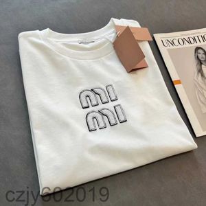 MIU Fashion T -shirt Kvinnor Högkvalitativ bomull Runda nacke -broderier Mångsidig avslappnad kortärmad tshirt Kvinnor Summerkläder