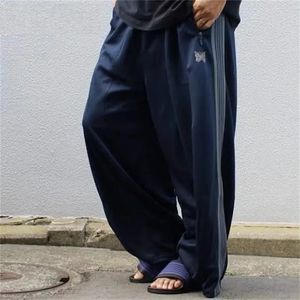 Japan Style Navy Blue Needles Wide Leg Pants Män Kvinnor Embroiderey Butterfly Track Drawstring Awge Sweatpants Gym 240415