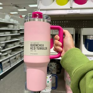 DHL Pink Flamingo 40oz H2.0 من الفولاذ المقاوم للصدأ الكوب من الكؤوس مع غطاء مقبض السيليكون وأكواب السيارة كبيرة السعة الفراغ معزول.