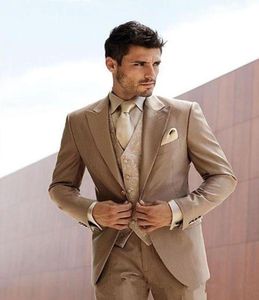 新しいスタイリッシュなデザイン1つのボタンGroom Tuxedos Peak Lapel Groomsmen Man Suits Mens Wedding Suits Jacketpantsvesttie 9118744320