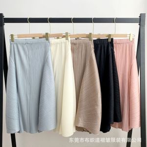 Kvinnors shorts Miyake veckade kvinnor Summer Korean Fashion Designer Wide Leg Pants Casual Beach 230306