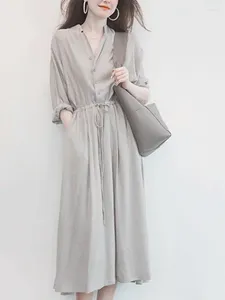 Casual klänningar långa 2024 Spring Autumn Loose V-Neck Over Size French Retro Temperament Gentle Robe Solid Women kläder