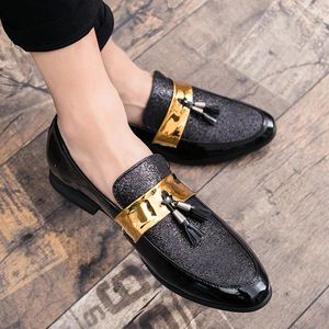 Casual Shoes Fashion Tassel Loafers män klär patentläder för silvermokasin affärspetsig busslighet lyx