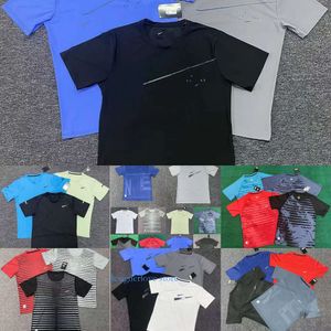 Mens Tshirt Tech Fleece Designer Round Neck Kort ärm Snabbtorkning Fashion Casual andningsstil Flera stilar att välja mellan