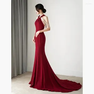 Vestidos de passarela VINHO VINHO VINHO CELEBRIDADE VINTAGEM CELEBRIDADE HALTER HALTERNELENTE Sexy Backless Pearl Slim Mermaid Banquet Faculdade Vestido noturna