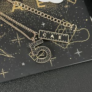 Colares pendentes designer de colar de luxo banhado a ouro nova letra digital Hang Tag Colar projetado para garotas charmosas da moda com colar de alta qualidade