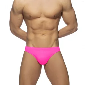 Unterhose Sommerbadeanzüge 2024 Sexy Solid Color kleine Schwimmhosen mit Tassenabdeckung, um den Badeanzug des Strandanzugs für Außenhandel zu verhindern