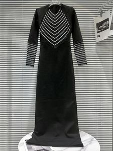 カジュアルドレスハイストリートEST 2024デザイナーファッション女性のVネックストライプラインストーンダイヤモンドビーズメッシュスリムフィッティングロングドレス
