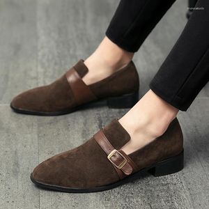 Sapatos casuais vestidos homens britânicos camurça pontos pontiagudos de taco de fivela no clássico mocassins de fashion cedomas zapatos hombre