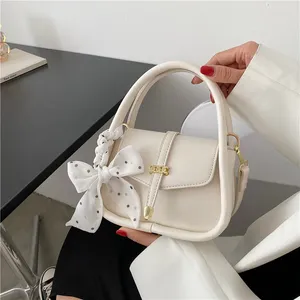 Axelväskor plånböcker och handväskor lyxdesigner 2024 fashionabla kvinnor messenger net garn bågdekoration crossbody bolso mujer