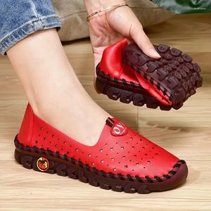 Lässige Schuhe Frauen hohl Out Leder Weiche Boden flache handgefertigte Füße atmungsaktiv runden Kopf Nicht-Schlupf-Mutter-Laibers