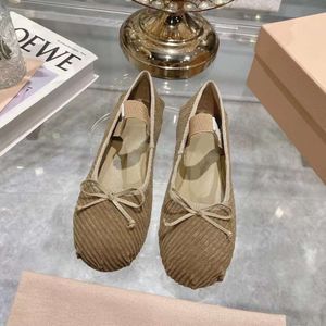 Nova cor Guangzhou francês elegante seda Mary Jane Singles femininos quadrados de dedão rasa de sapatos lisos com dança de balé