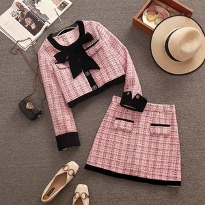 Elegant liten doft tweed Two Piece Set för våren och höstkvinnorna bow korta blazer coathigh midja minikjol rosa kostym 240412