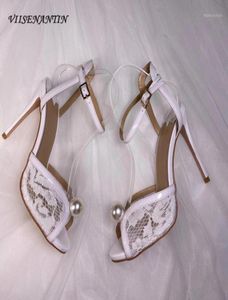 Белые кружевные женщины летняя сандалийская обувь 2021 Peep Toe Big Pearl Decor rap Щебчик Свадебные туфли сандалии тонкая каблука сексуальная Sapato1675298