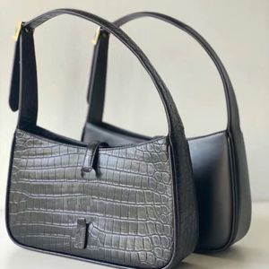 Luxury Bag Underarm Shoulder Bag Hobo Designer Väskor för kvinnor Metallbokstäver Läder Solid Crossbody BAG BUCKLE MULTI FÄRG KOPPNINGSBAG Högkvalitativ TE031 C4