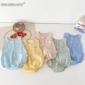 Sommar i barn baby flickor pojkar söta kläd spädbarn småbarn rutig ärmlös bomull jumpsuits födda bodysuits 024m 240416