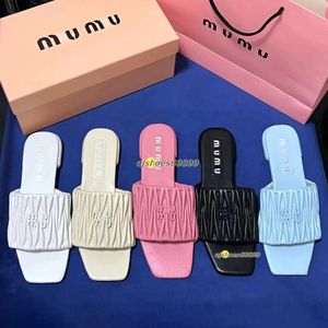 Miui Sandal tofflor Casual Shoes Summer Sunny Sliders Luxury Beach Women äkta läder Mule Designer Slide Sexig utomhus Flat Sandale Men loafer Pool Lady With Box