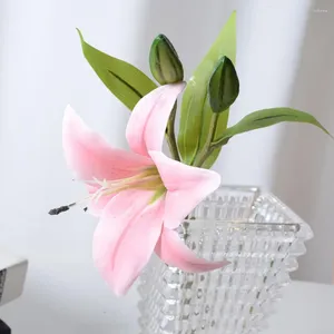 Dekorativa blommor Artificial Lily Flower elegant gren med gröna blad för hembröllopsfestdekor faux inomhus