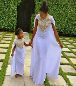 2018 Anne ve Kızı Eşleşen Kıyafetler Resmi Elbiseler Partisi Akşam Yüksek Yaka Takılı Uzun Beyaz Şifon Altın Boncuk Giyim