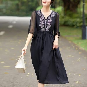 Lässige Kleider echtes Seide Frauen schwarzer Kleid Sommer Elegante Mode für Frauen V-Ausschnitt Stickschnellstring Frau Long A-Line