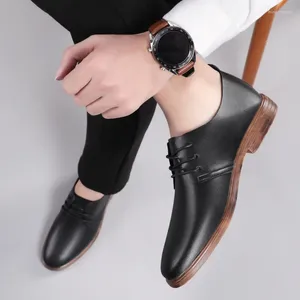 Lässige Schuhe modische klassische schwarze Männer Frühling Schnürung Ledermarke Männer bequem Oxford Sohle